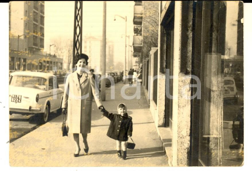 Fotografia d epoca originale 1963 MILANO via Tito Livio  Ritratto di madre con la figlia Foto VINTAGE 11x7 1