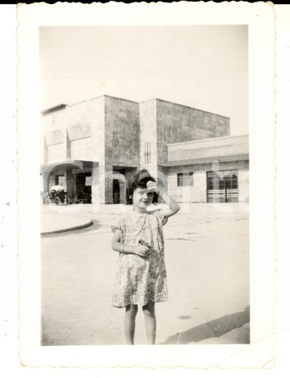 Fotografia d epoca originale 1938 VIAREGGIO Ritratto di bambina alla stazione Foto VINTAGE 7x9 cm 1