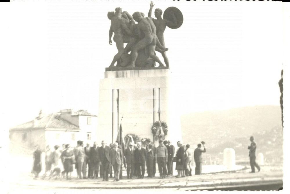 Fotografia d epoca originale 1966 TRIESTE SAN GIUSTO Reduci in visita al Monumento ai Caduti  Foto 15x10 1