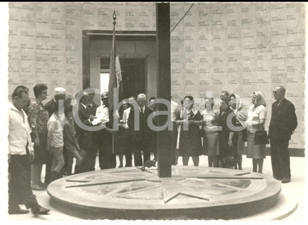 Fotografia d epoca originale 1966 OSLAVIA  Sacrario Militare  Reduci in visita  Fotografia 15x10 cm 1