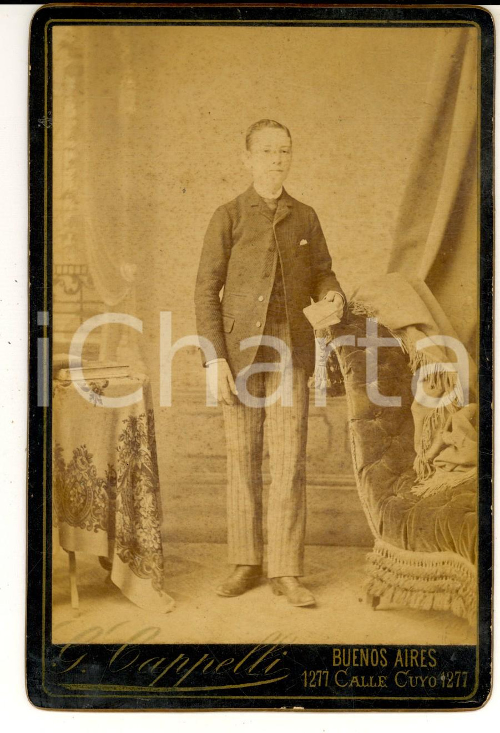 Fotografia d epoca originale 1890 ca BUENOS AIRES Ritratto di giovane con un libro  Foto G. CAPPELLI 12x16 1