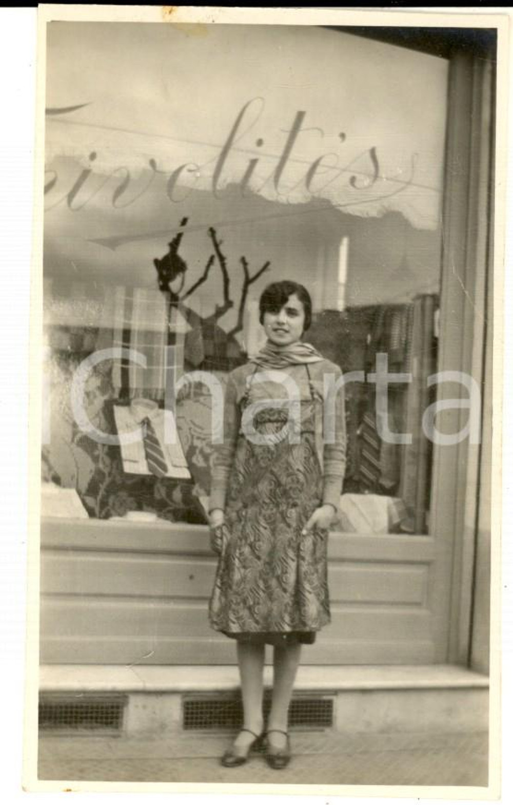 Fotografia d epoca originale 1940 ca s. l. Ritratto di donna davanti a negozio FRIVOLITES Foto VINTAGE 7x11 1