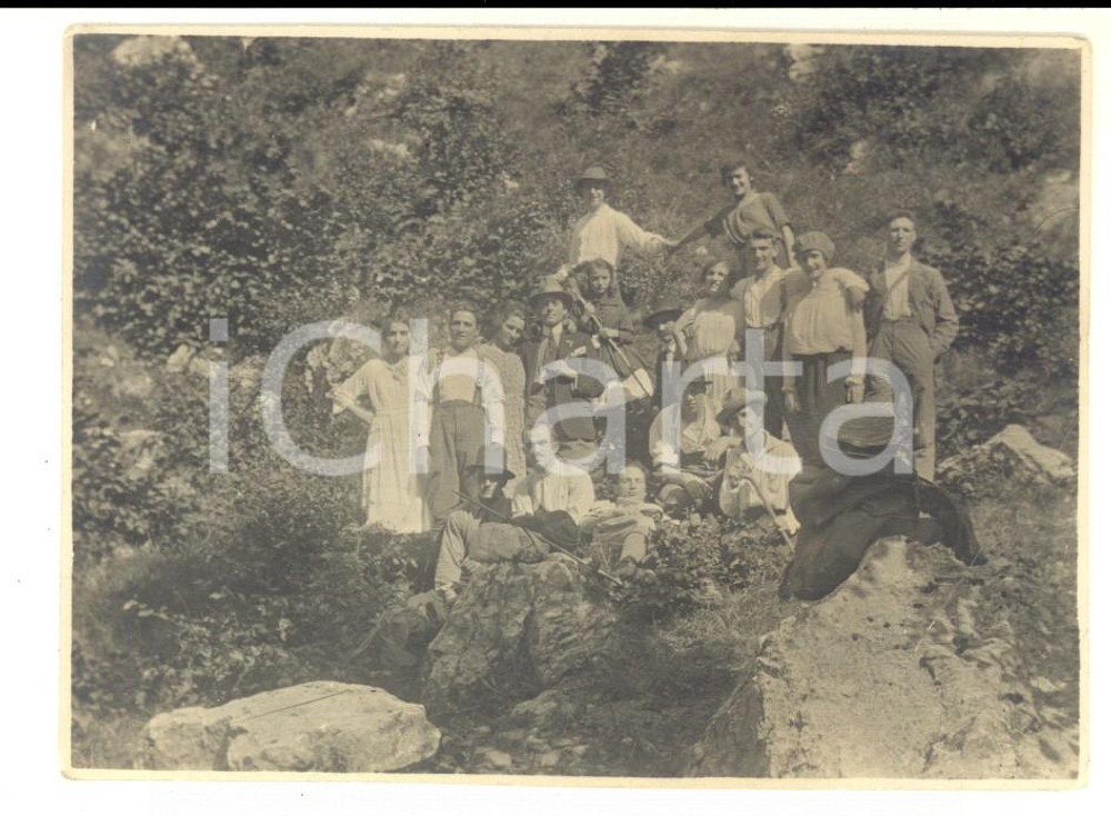 Fotografia d epoca originale 1920 ca LOMBARDIA ESCURSIONISMO Gruppo di giovani in gita  Foto 11x8 cm 1