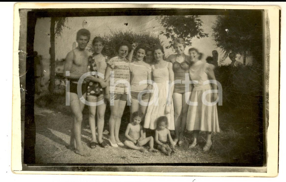 Fotografia d epoca originale 1960 ca LIGURIA ? Ritratto di famiglia al bagno Foto cartolina VINTAGE 1