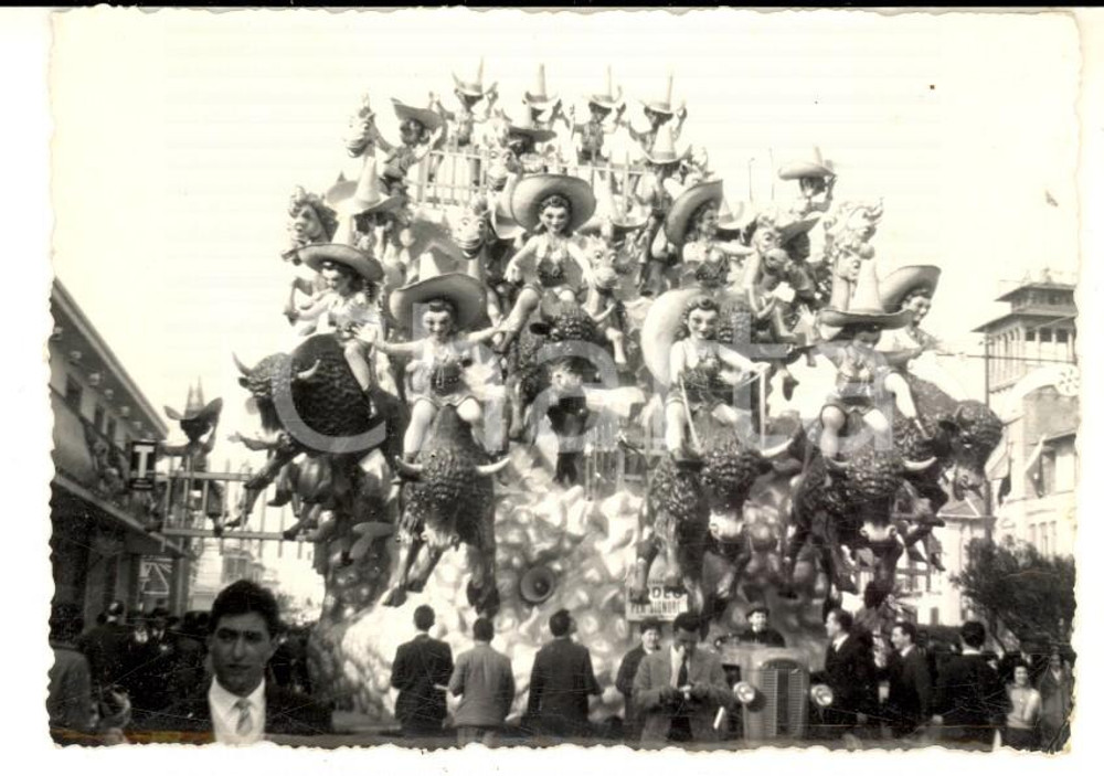 Fotografia d epoca originale 1960 ca VIAREGGIO CARNEVALE Carro allegorico cowgirls Foto VINTAGE 10x7 cm 1