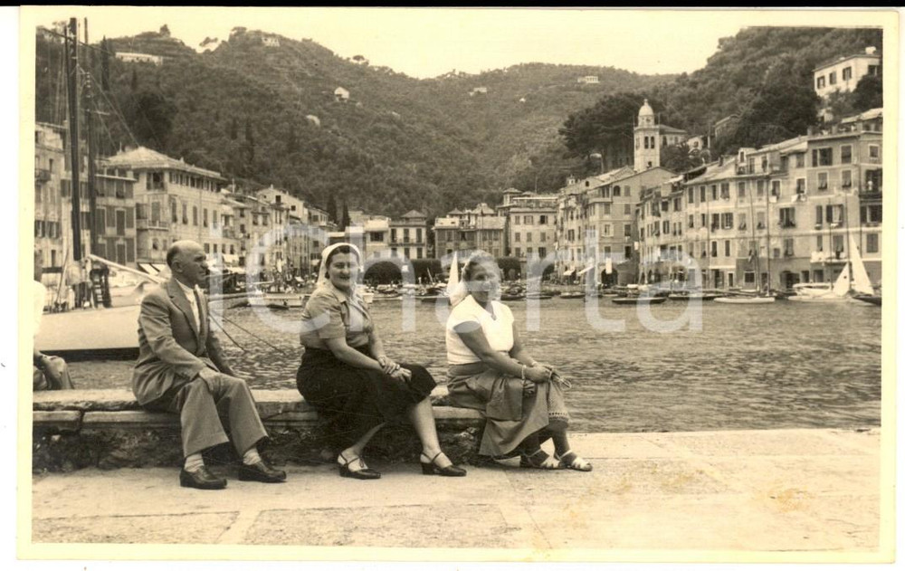 1960 ca PORTOFINO Tre gitanti al porticciolo *Fotografia VINTAGE 13x8 cm