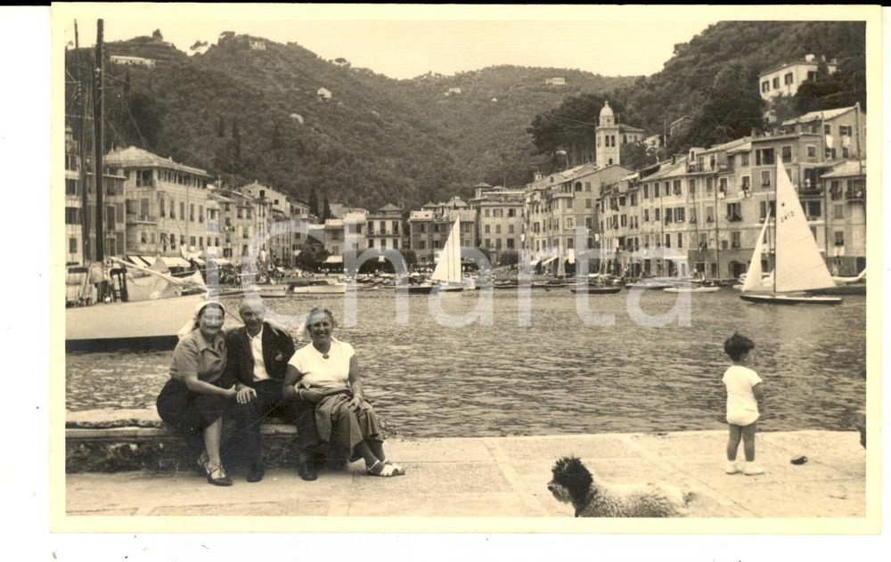 Fotografia d epoca originale 1960 ca PORTOFINO Tre gitanti al porticciolo  Fotografia VINTAGE 13x8 cm 1