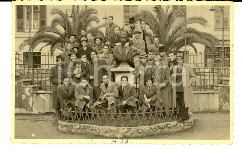 Fotografia d epoca originale 1940 ca SESTRI PONENTE Gruppo di studenti con il busto di Casimiro CORRADI Foto 1