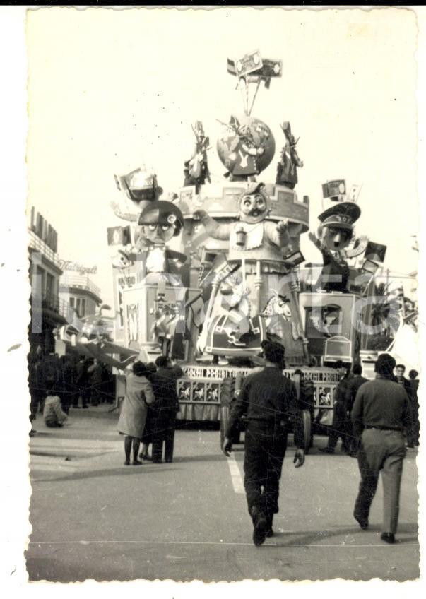 Fotografia d epoca originale 1960 ca VIAREGGIO CARNEVALE Carro allegorico giochi proibiti Foto VINTAGE 7x10 1