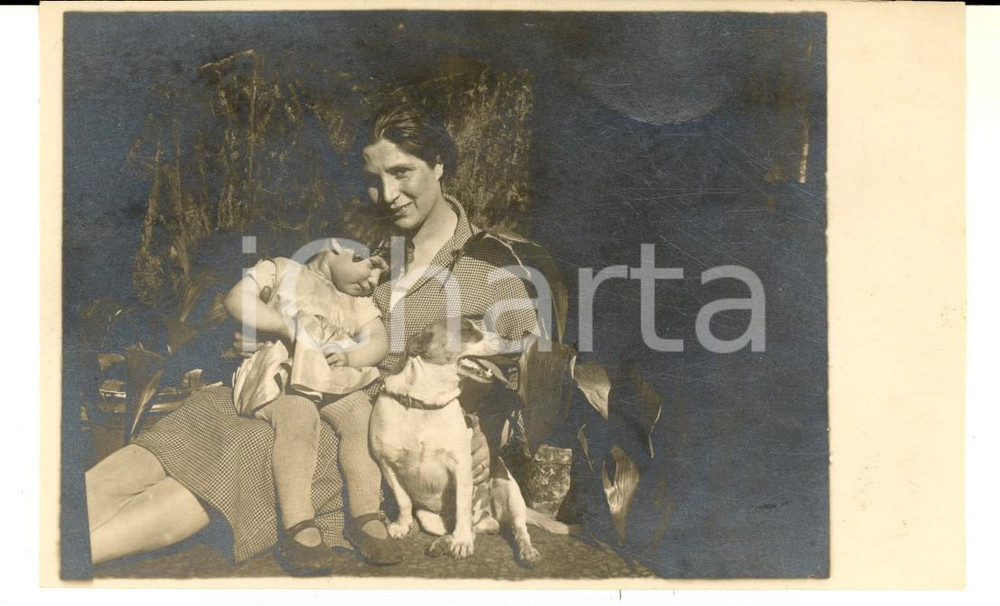 Fotografia d epoca originale 1950 ca ITALIA Ritratto di madre con la figlia e un cane Foto ARTISTICA 13x8 1