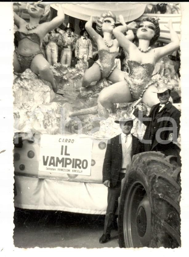 Fotografia d epoca originale 1960 ca VIAREGGIO CARNEVALE Carro allegorico Il vampiro Foto VINTAGE 7x10 cm 1
