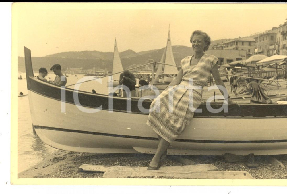 Fotografia d epoca originale 1939 VARAZZE Ritratto di donna in spiaggia in abito elegante  Foto VINTAGE 1