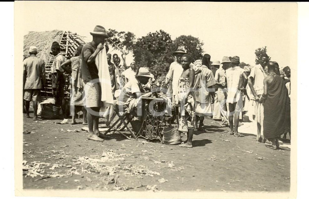 Fotografia d epoca originale 1940 ca AOI ETIOPIA Sarto al lavoro con macchina da cucire  Foto 12x8 cm 1