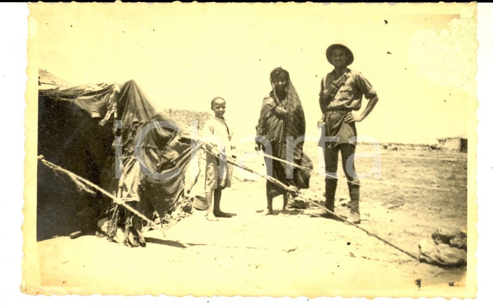 Fotografia d epoca originale 1940 ca AOI ETIOPIA Militare italiano con i bambini di un villaggio  Foto 14x10 1