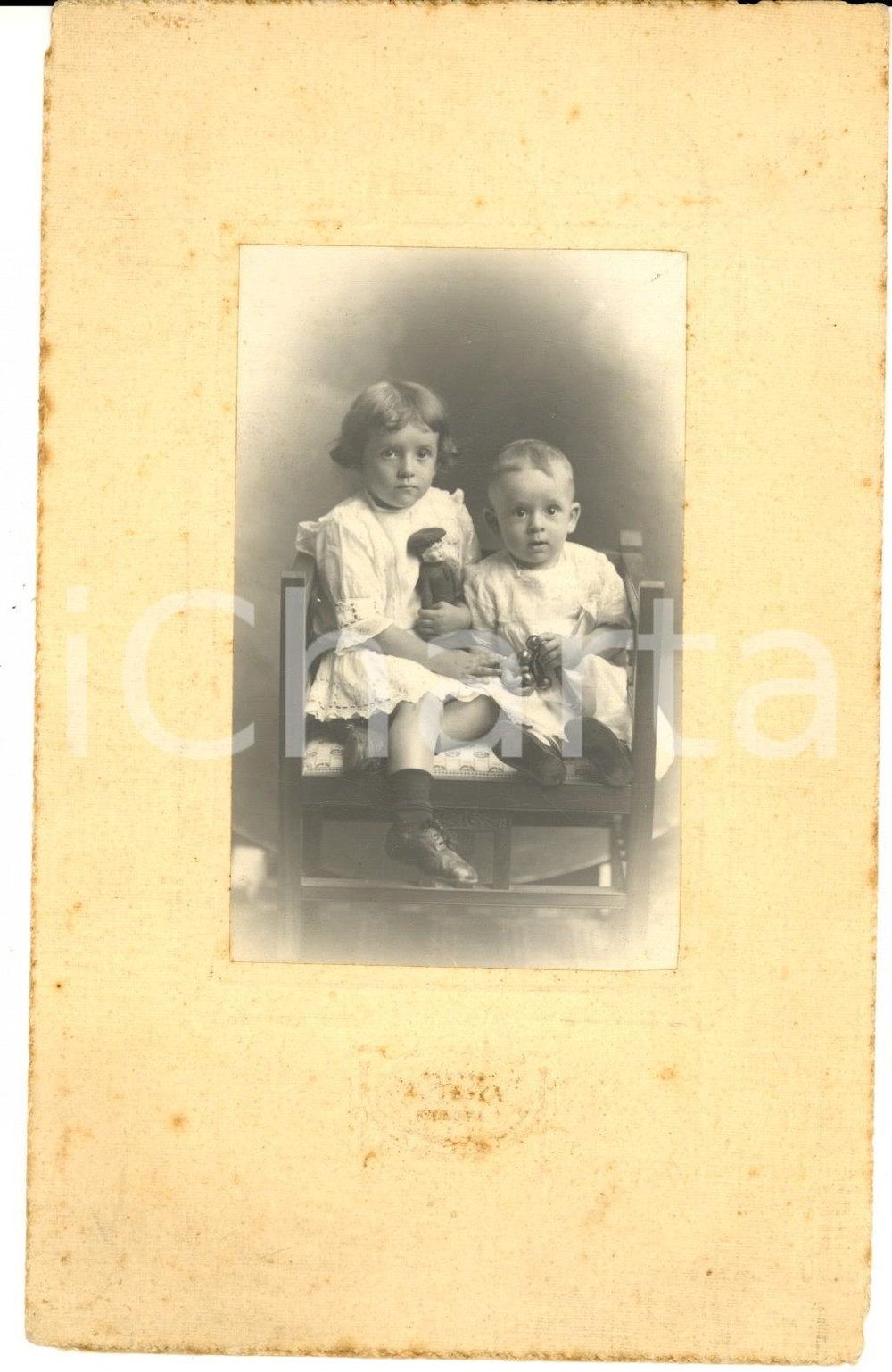 Fotografia d epoca originale 1900 ca GENOVA Ritratto di due fratellini con i giocattoli Foto A. TESTA 13x20 1