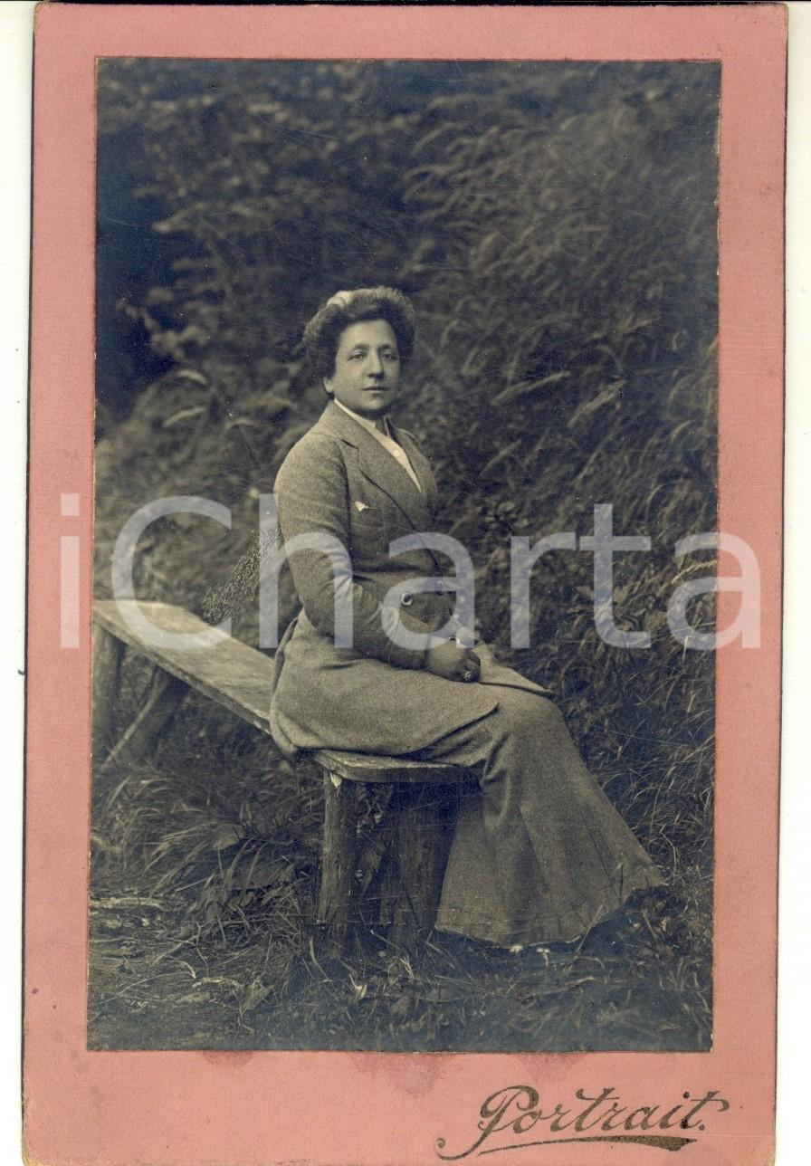 Fotografia d epoca originale 1910 ca FRANCE Portrait de femme dans son jardin  Photo VINTAGE 11x16 cm 1