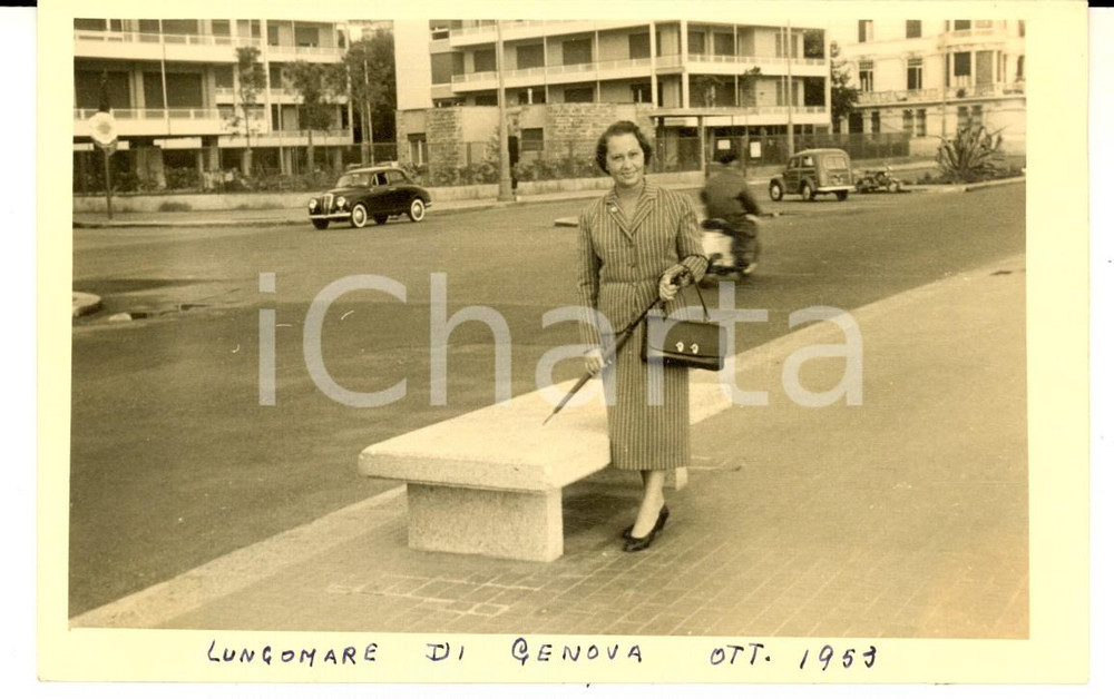 Fotografia d epoca originale 1953 LUNGOMARE DI GENOVA Ritratto di donna a passeggio  Foto cartolina VINTAGE 1