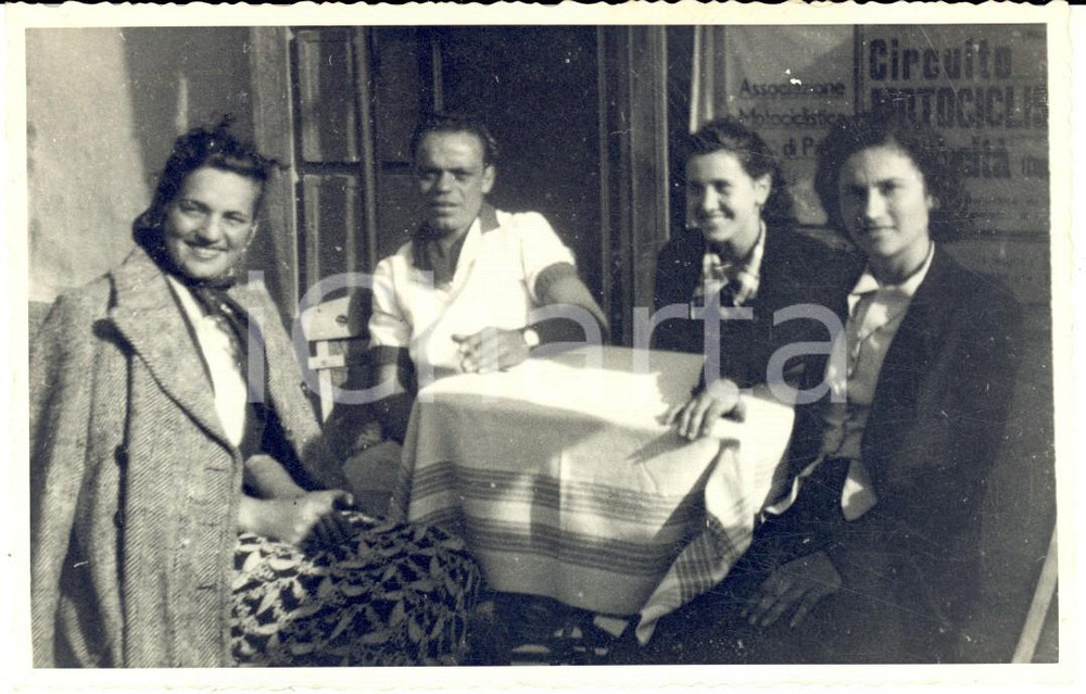 Fotografia d epoca originale 1960 ca ROMA ? Gruppo di amici presso associazione motociclistica Foto 1