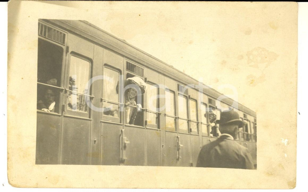 Fotografia d epoca originale 1910 ca FERROVIE ITALIANE Saluti da un treno in partenza Foto CURIOSA VINTAGE 1