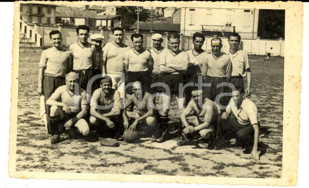 Fotografia d epoca originale 1940 ca CALCIO DILETTANTI Una squadra di amici prima della partita Foto VINTAGE 1