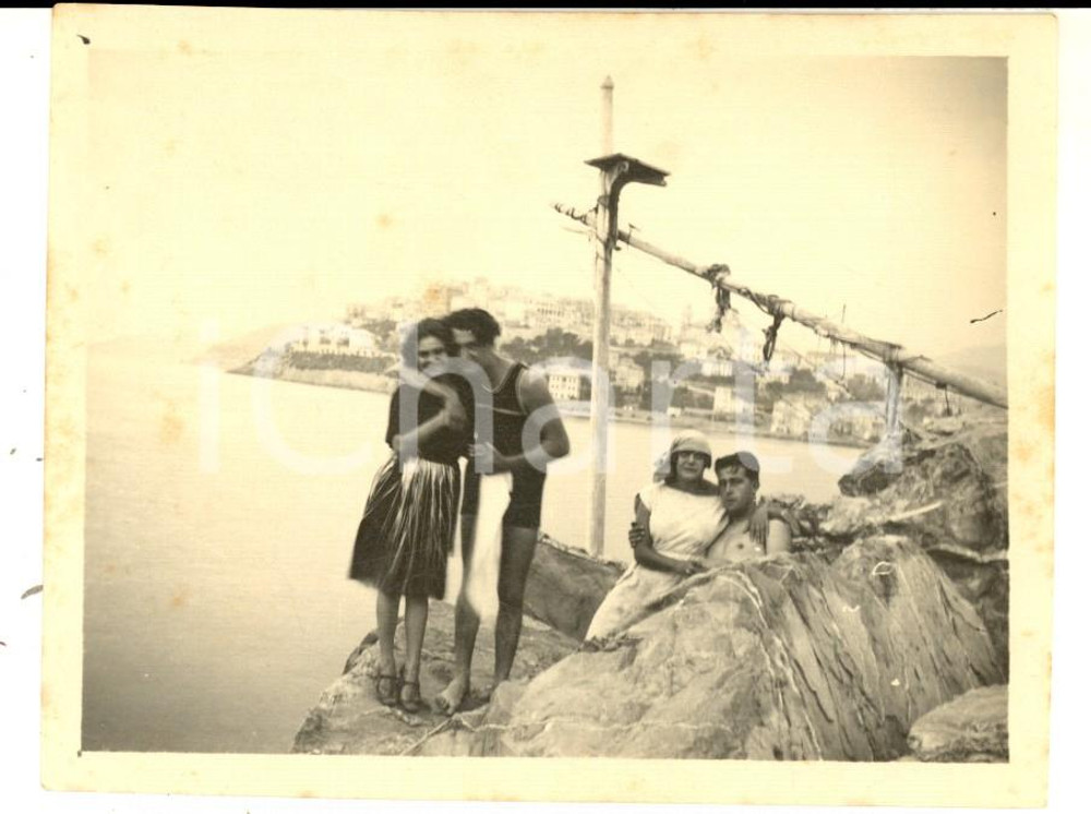 Fotografia d epoca originale 1922 IMPERIA PORTO MAURIZIO Coppie di fidanzati sugli scogli Foto 10x8 cm 1