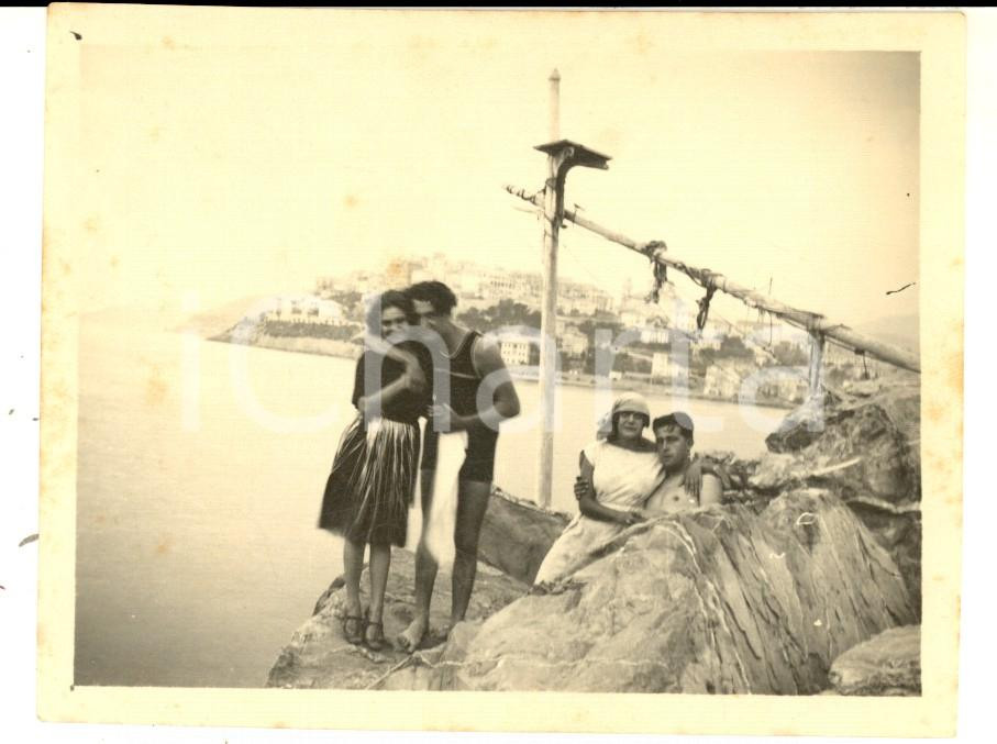 Fotografia d epoca originale 1922 IMPERIA PORTO MAURIZIO Coppie di fidanzati sugli scogli Foto 10x8 cm 1