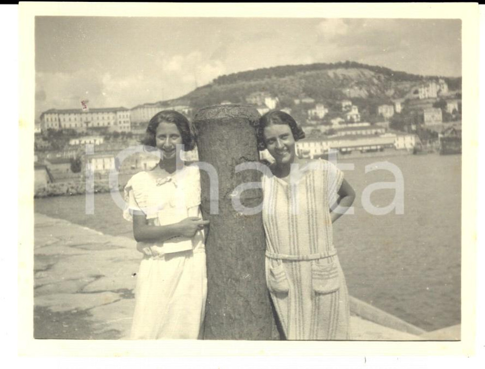 Fotografia d epoca originale 1924 IMPERIA PORTO MAURIZIO Coppia di amiche sul molo Foto VINTAGE 11x8 cm 1