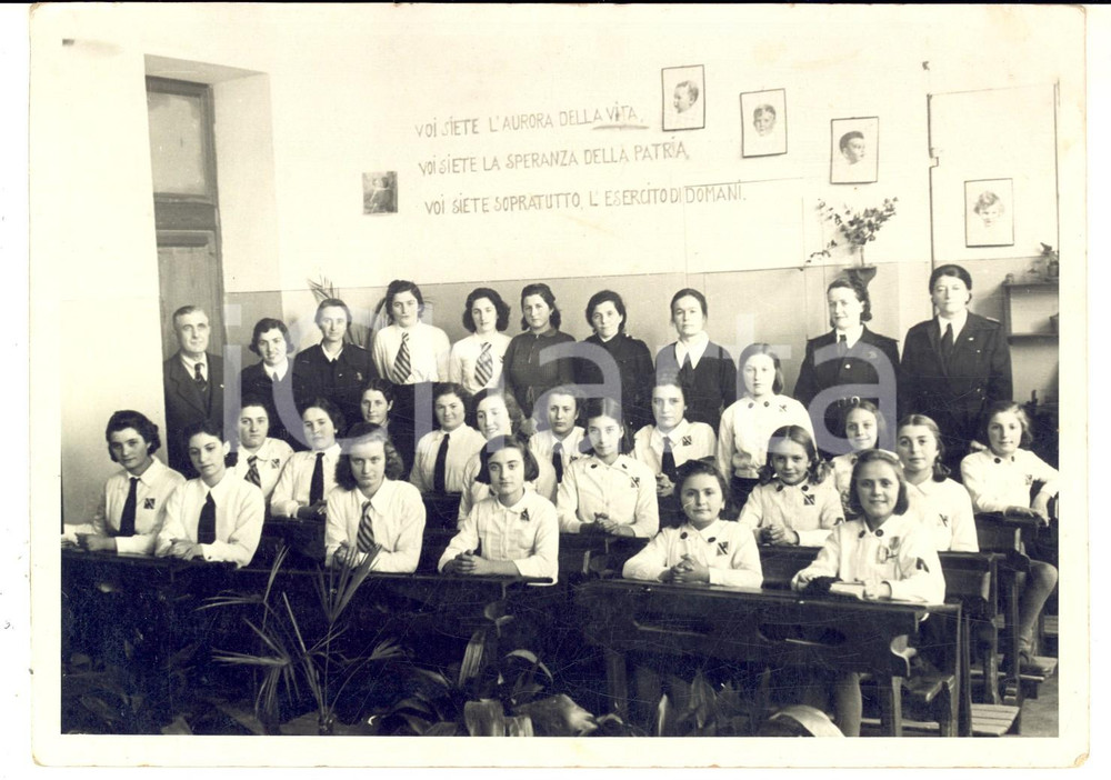 Fotografia d epoca originale 1940 ca GRANA AT Ritratto classe femminile con motto fascista Foto 18x13 1