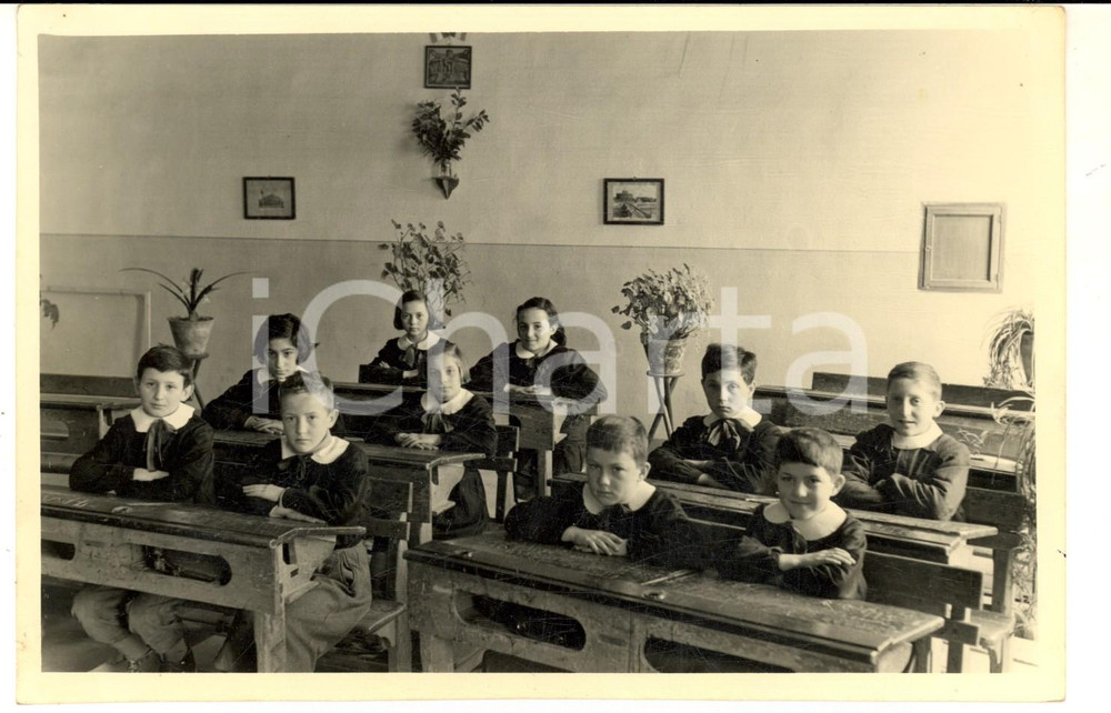 Fotografia d epoca originale 1950 ca GRANA AT Ritratto di una classe elementare tra i banchi Foto 18x13 cm 1