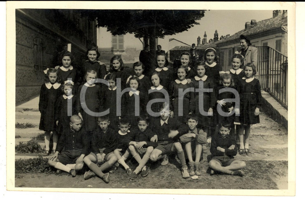 Fotografia d epoca originale 1950 GRANA AT Ritratto di una classe elementare in cortile Foto 18x13 cm 1