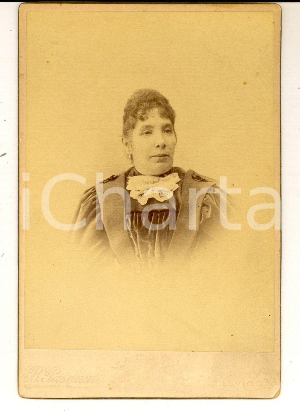 Fotografia d epoca originale 1890 ca ARCO TN Ritratto di donna con abito in velluto Foto B. PASQUALI 11x16 1