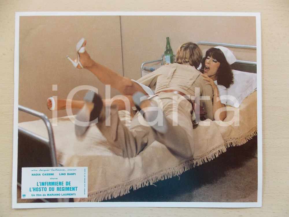 Materiale cinematografico d’epoca 1979 INFERMIERA NELLA CORSIA DEI MILITARI Nadia CASSINI sulla branda Lobby card 1