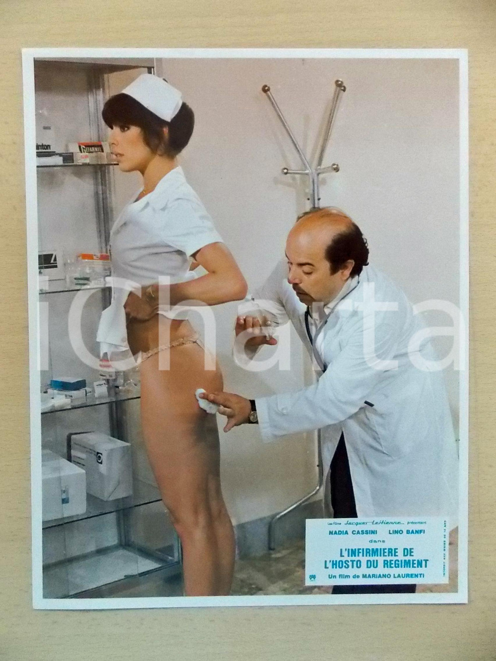 Materiale cinematografico d’epoca 1979 INFERMIERA NELLA CORSIA DEI MILITARI Lino BANFI Nadia CASSINI Lobby card 1