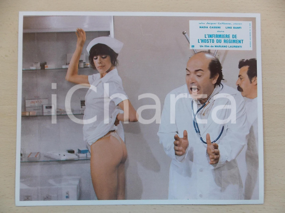 Materiale cinematografico d’epoca 1979 INFERMIERA NELLA CORSIA DEI MILITARI Nadia CASSINI Lino BANFI Lobby card 1