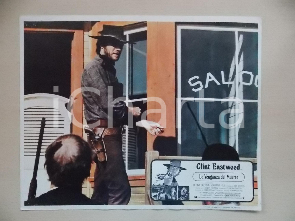 Materiale cinematografico d’epoca 1973 LO STRANIERO SENZA NOME Clint EASTWOOD esce dal saloon Lobby card 34x28 cm 1