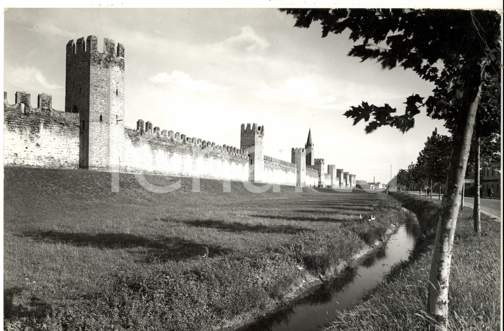 Fotografia d epoca originale 1971 MONTAGNANA PD Veduta delle torri esagonali e fossato Sud  Foto 30x20 cm 1
