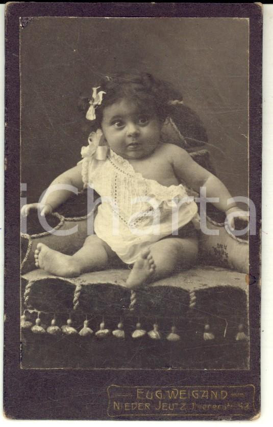 Fotografia d epoca originale 1910 ca YUTZ Ritratto di bambina con la veste bianca Foto Eugene WEIGAND CDV 1