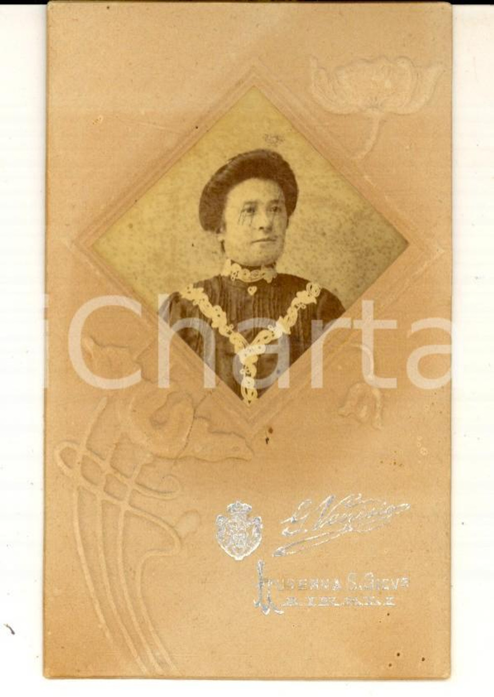 Fotografia d epoca originale 1900 ca LUSERNA SAN GIOVANNI Ritratto di donna in abito ricamato Foto VENISIO 1