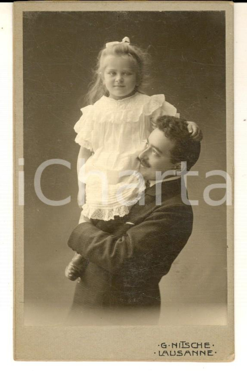 Fotografia d epoca originale 1910 ca LAUSANNE Ritratto di bambina in braccio al padre Foto G. NITSCHE CDV 1