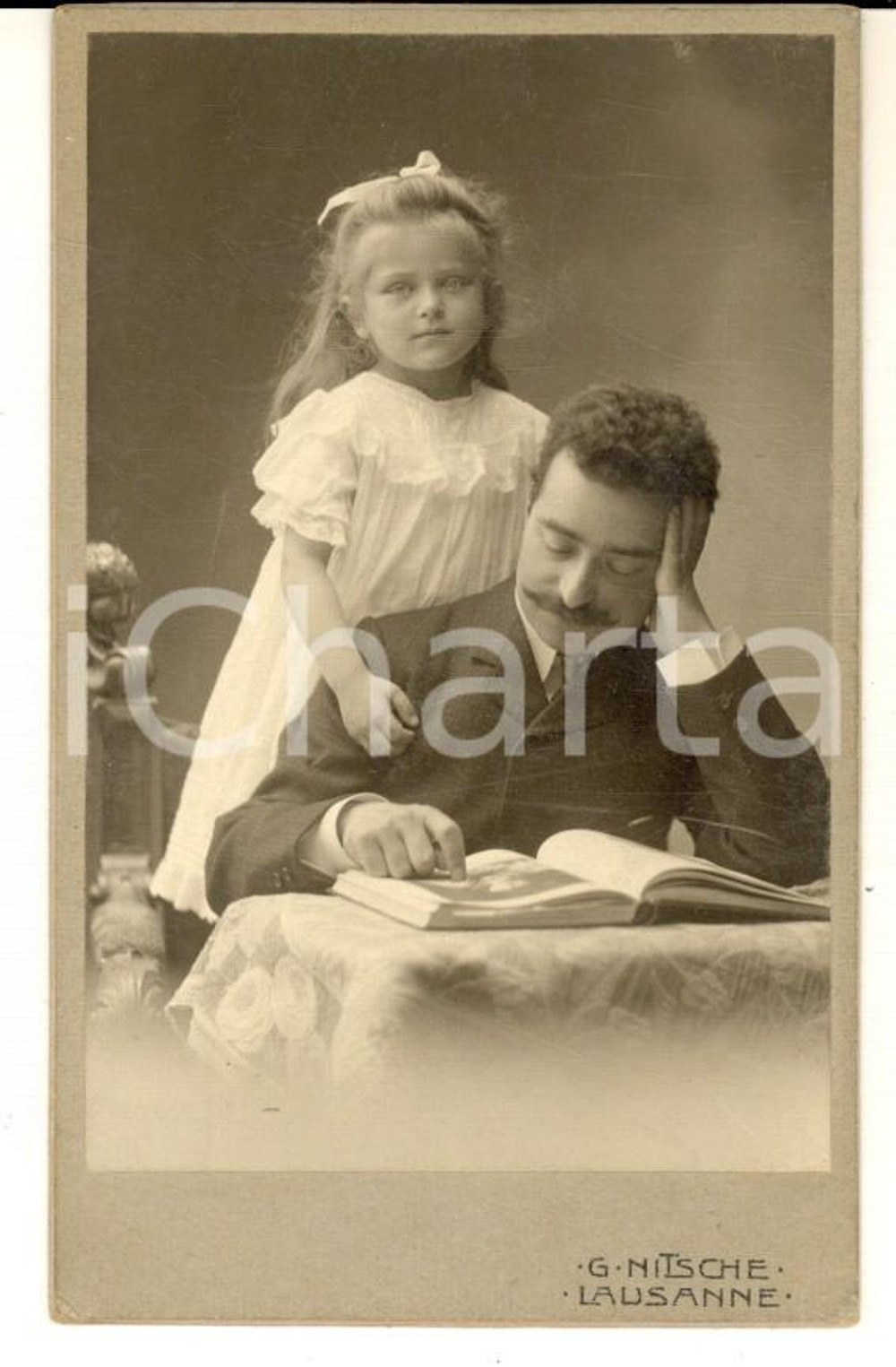 Fotografia d epoca originale 1910 ca LAUSANNE Ritratto di bambina con il padre in lettura Foto G. NITSCHE 1