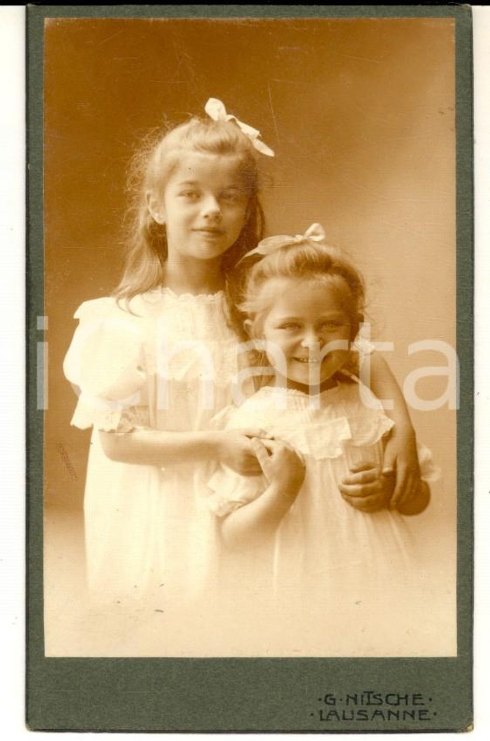 Fotografia d epoca originale 1910 ca LAUSANNE Ritratto di due sorelline in bianco Foto G. NITSCHE CDV 1