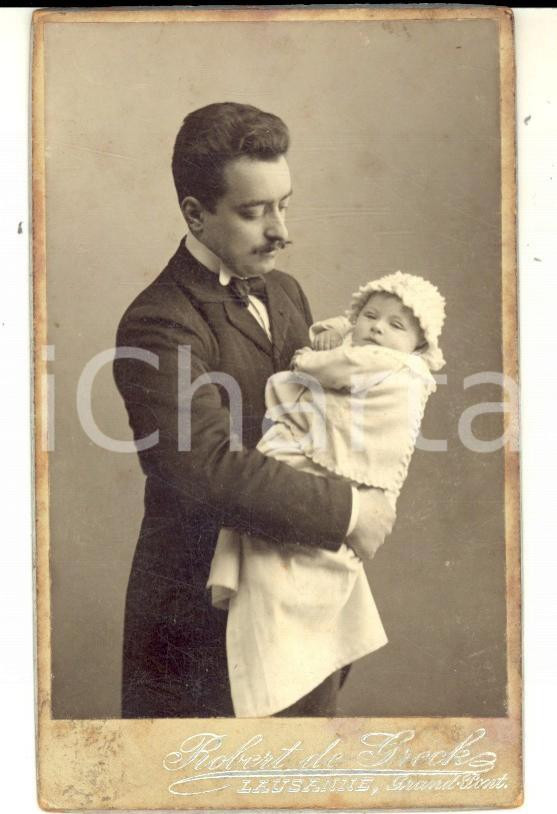 Fotografia d epoca originale 1910 ca LAUSANNE Ritratto di un padre con la figlia neonata Foto DE GRECK CDV 1
