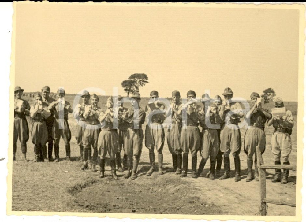 Fotografia d epoca originale 1942 WW2 ZONA DI GUERRA La Banda del Fracasso  Foto militare CURIOSA 11x8 1