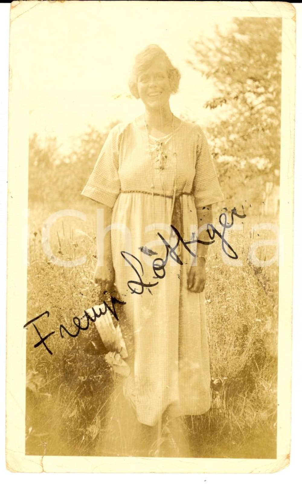 Fotografia d epoca originale 1920 ca SWEDEN Portrait of Fremja LOTTIGER in the countryside   Photo 9x15 cm 1