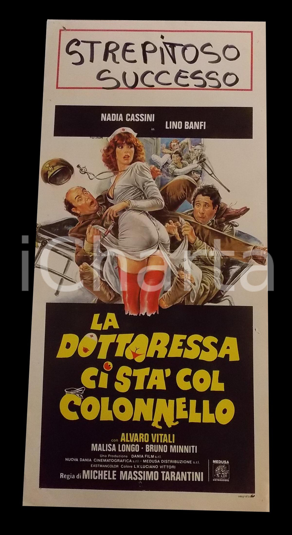 Materiale cinematografico d’epoca 1980 LA DOTTORESSA CI STA COL COLONNELLO Nadia CASSINI Lino BANFI Manifesto 1