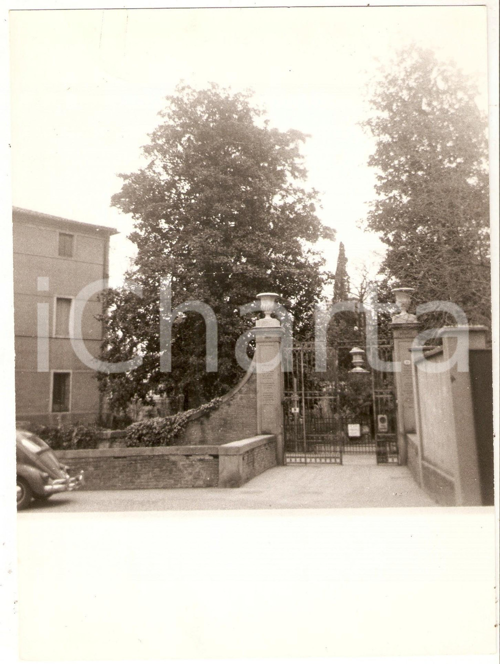 Fotografia d epoca originale 1970 ca PADOVA Maggiolone VOLKSWAGEN davanti all orto botanico Foto 17x24 cm 1