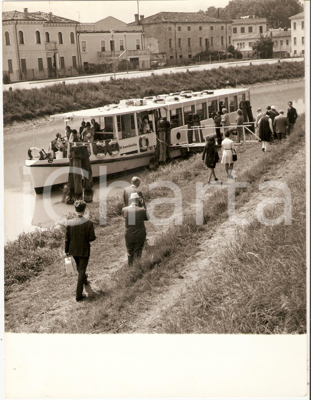 Fotografia d epoca originale 1970 ca PADOVA Canale del BRENTA Turisti si imbarcano sul Burchiello Foto 18x24 1