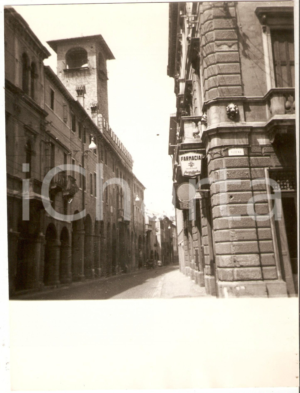 Fotografia d epoca originale 1970 ca PADOVA Panorama di via Umberto I con farmacia Foto 17x23 cm 1