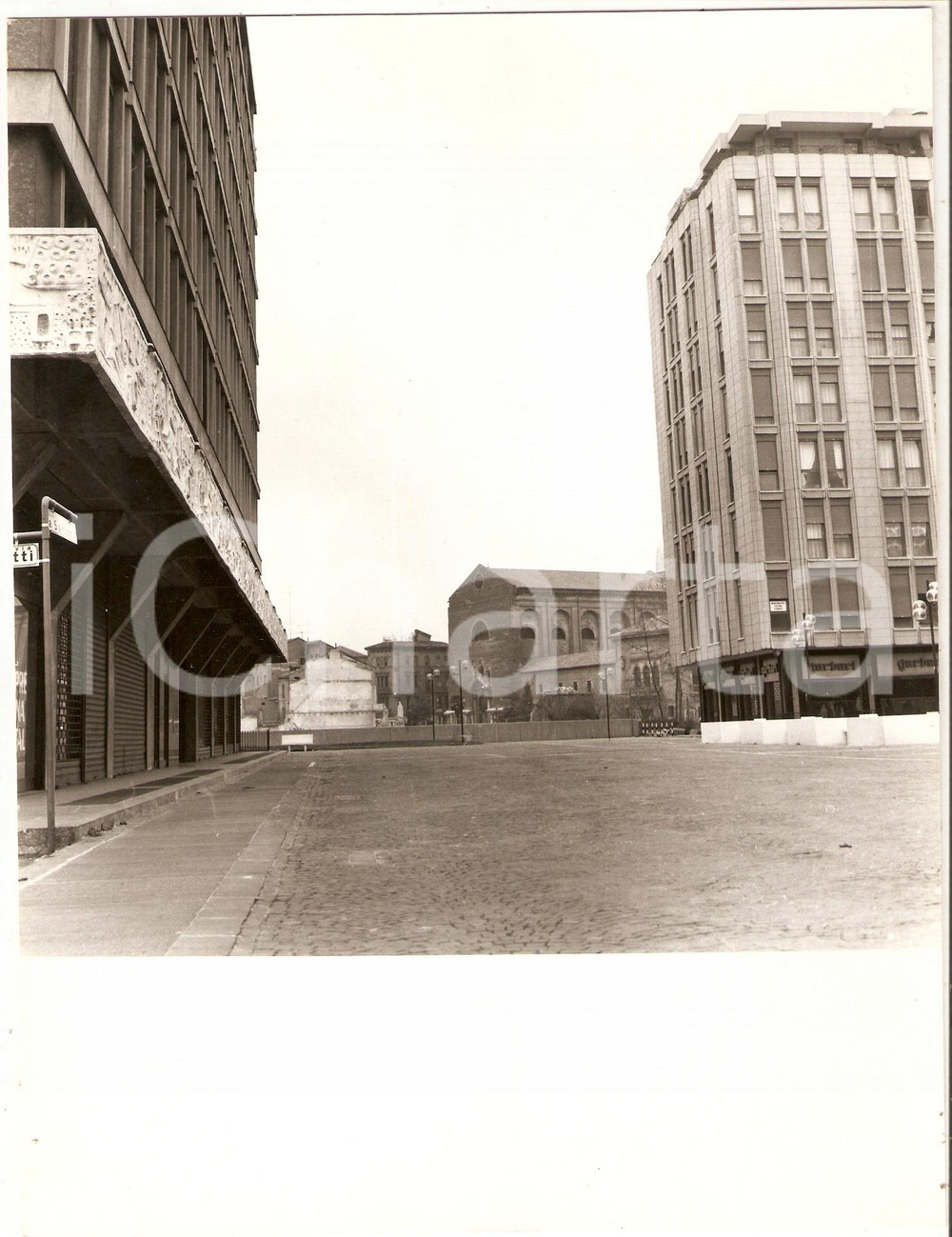 Fotografia d epoca originale 1970 ca PADOVA Piazzetta Amleto Sartori e Basilica del Carmine Foto 18x23 cm 1