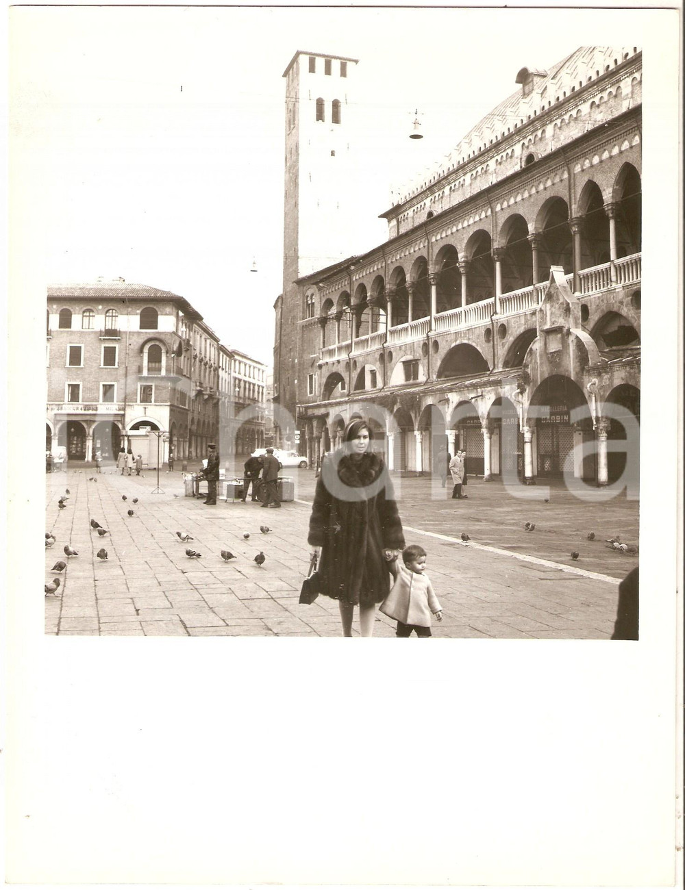 Fotografia d epoca originale 1970 ca PADOVA Donna in pelliccia in Piazza delle erbe Foto 18x24 cm 1